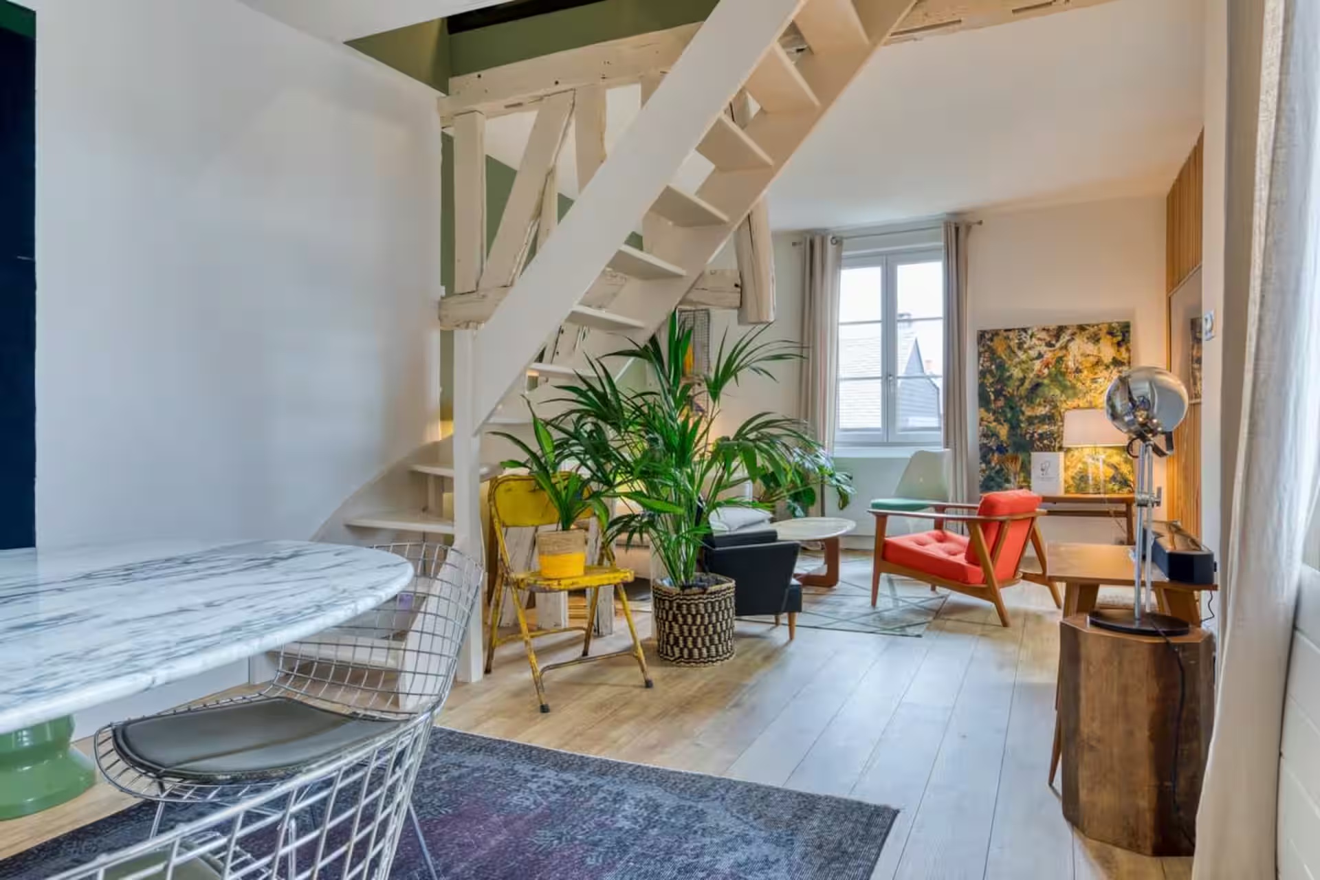 Vue générale du lieu — salon, escalier et ambiance arty, Atelier EGEA Rouen