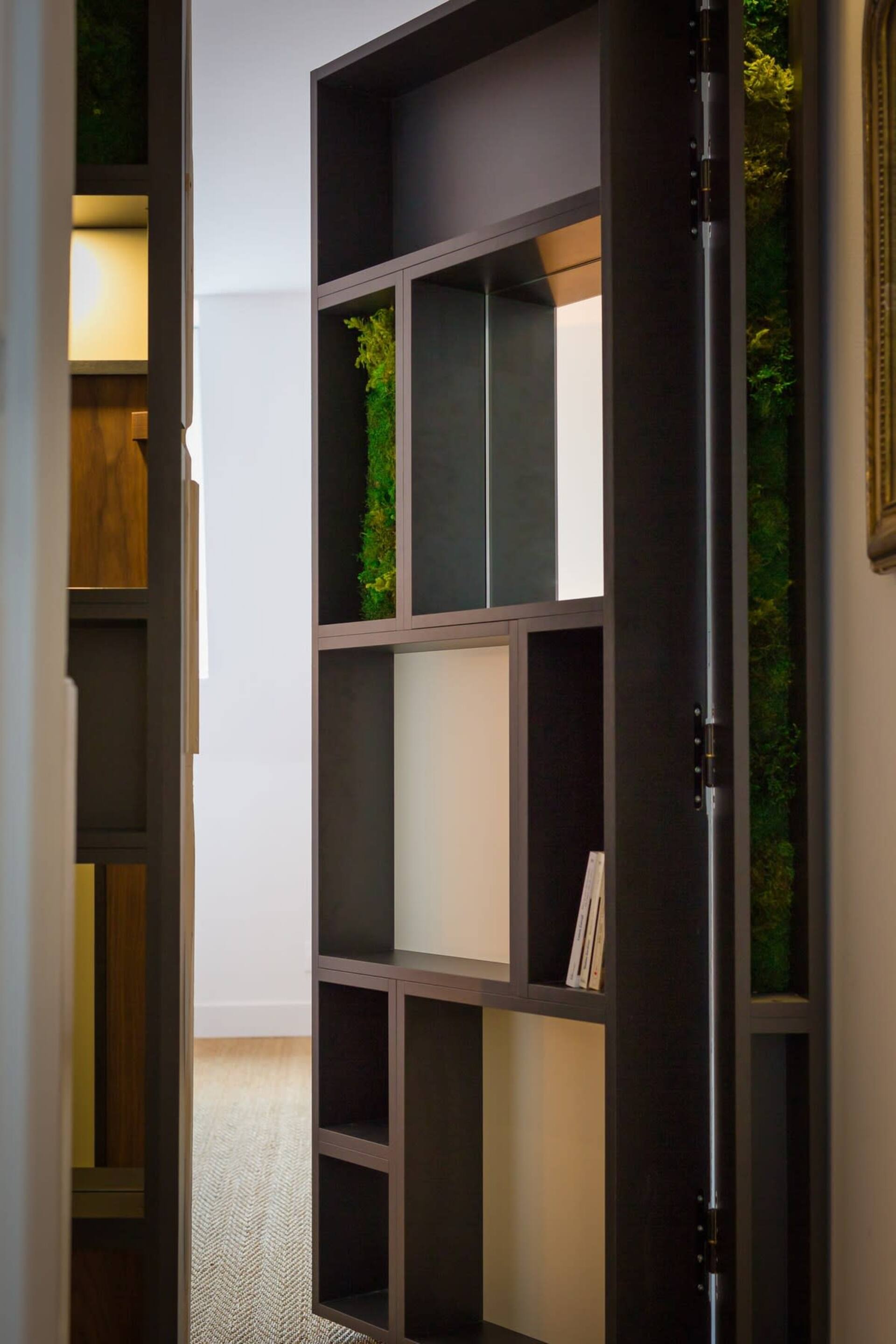 Bibliothèque noire sur mesure — porte secrète pivotante ouverte sur la chambre cachée, Atelier EGEA Rouen