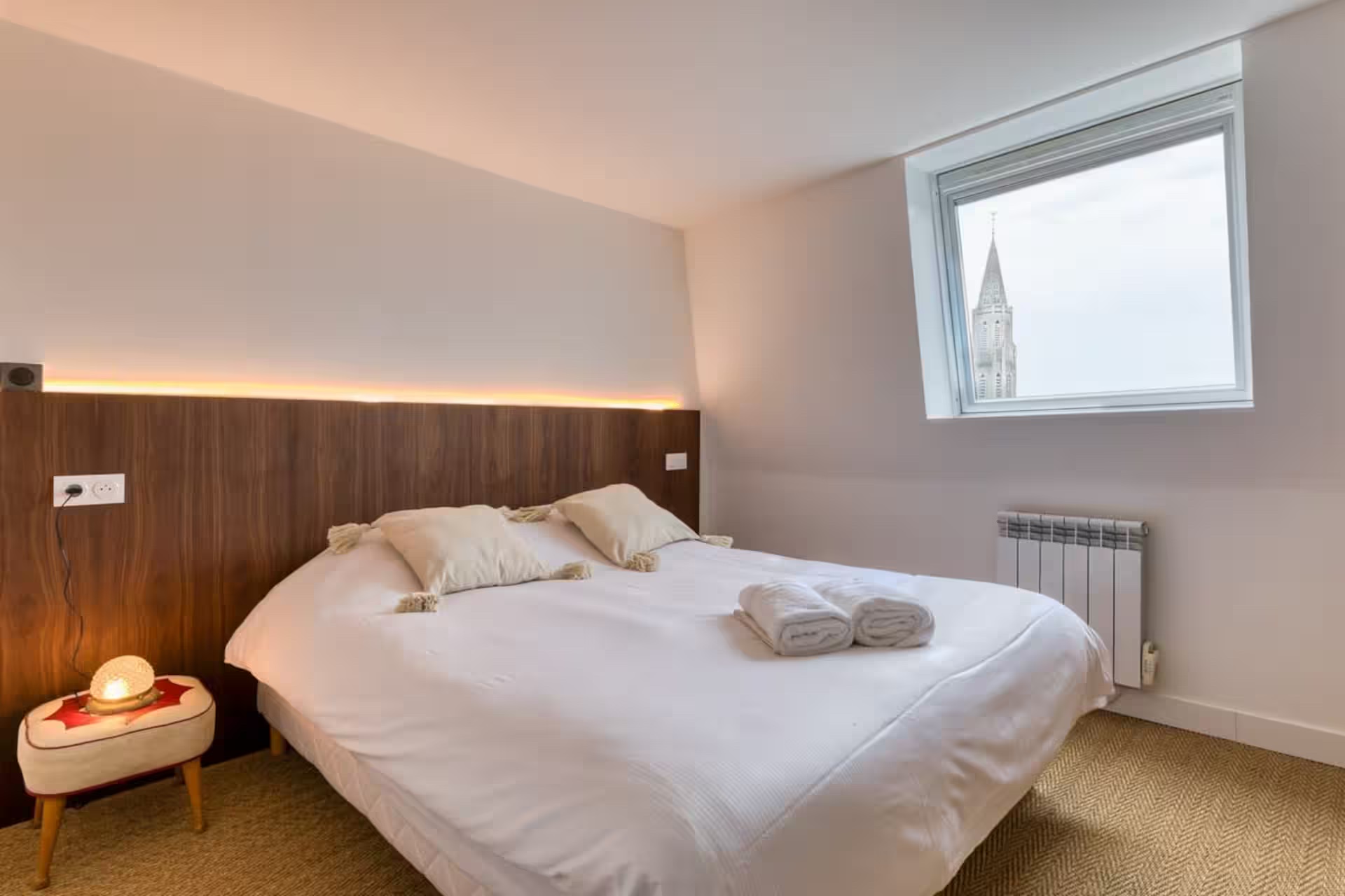 Chambre cachée avec tête de lit en noyer et LED intégrée — vue sur la cathédrale de Rouen, Atelier EGEA