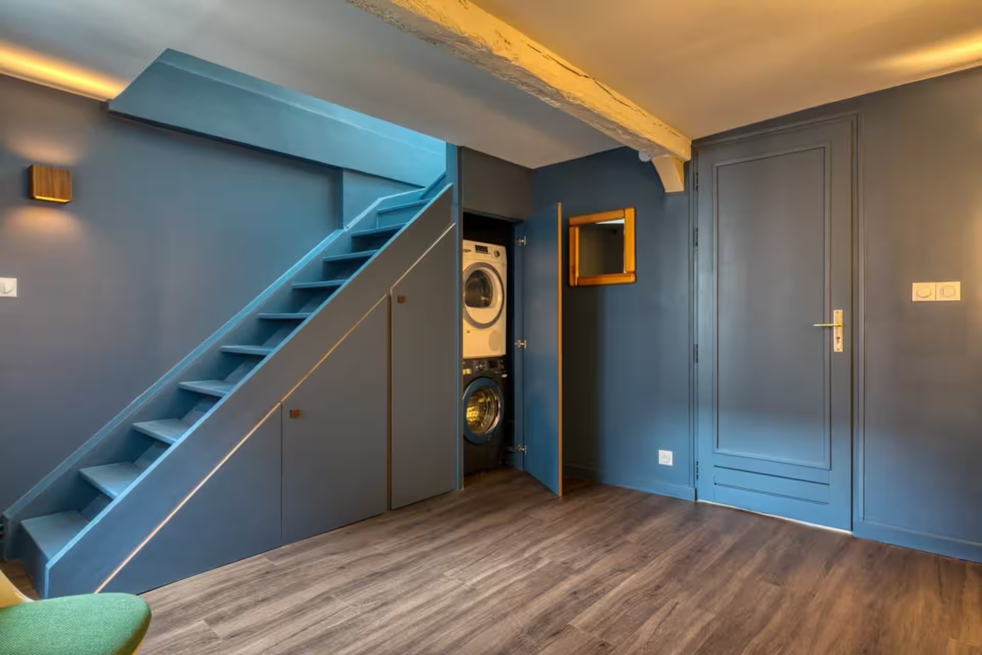Entrée avec mini buanderie intégrée sous l'escalier — rangements sur mesure, Atelier EGEA Rouen
