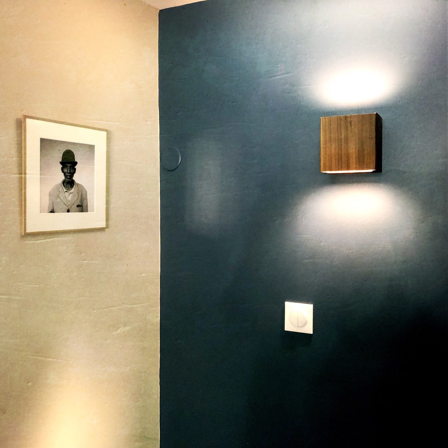 Applique en noyer sur mesure dans le passage — Atelier EGEA Rouen