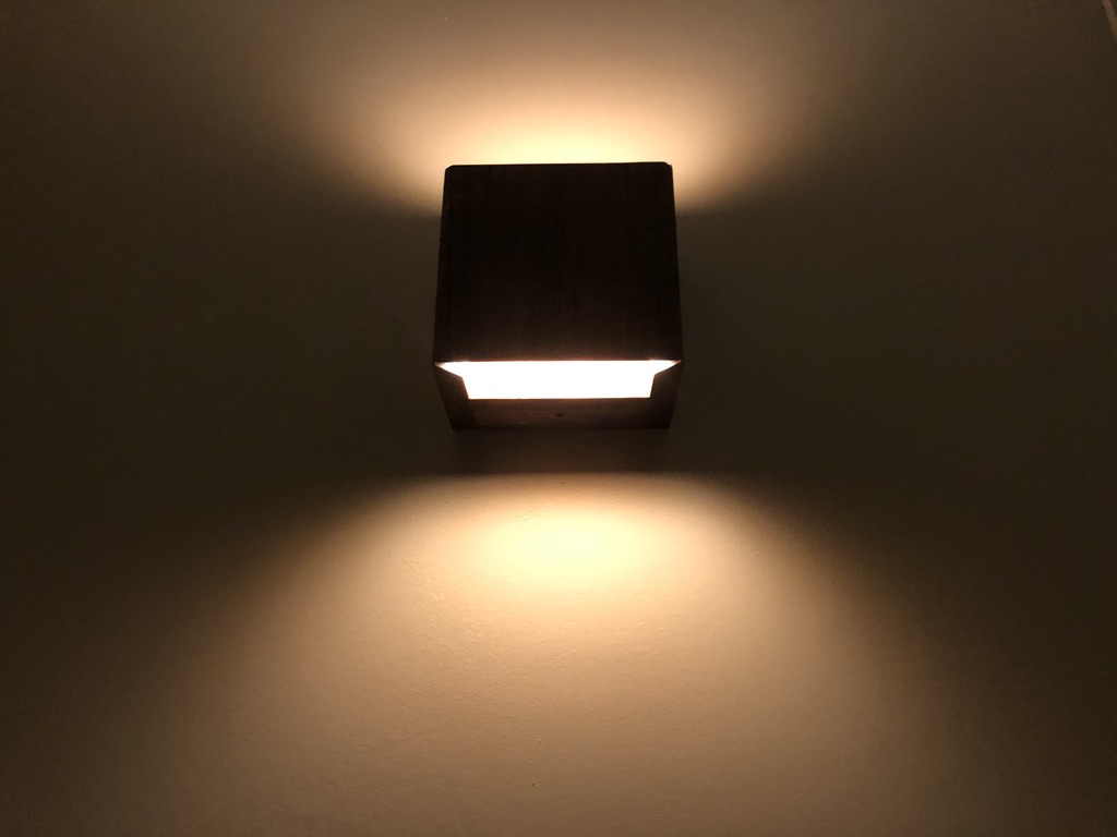 Détail applique en noyer — lumière douce et chaleureuse, Atelier EGEA