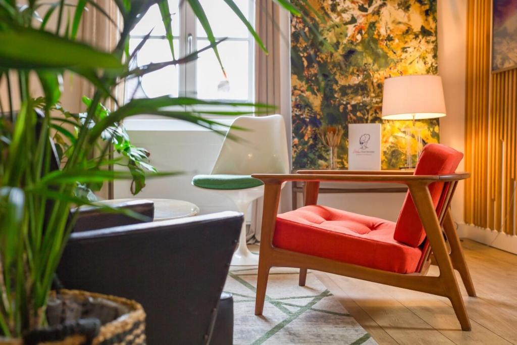 Salon arty — fauteuil vintage, plantes et claustra chêne, Atelier EGEA Rouen