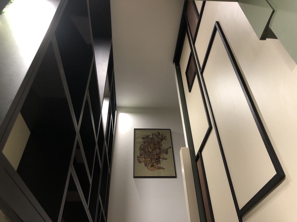 Bibliothèque noire et dressing géométrique — agencement sur mesure Rouen, Atelier EGEA