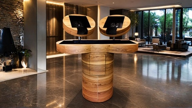 DJ booth sur mesure dans un lobby contemporain