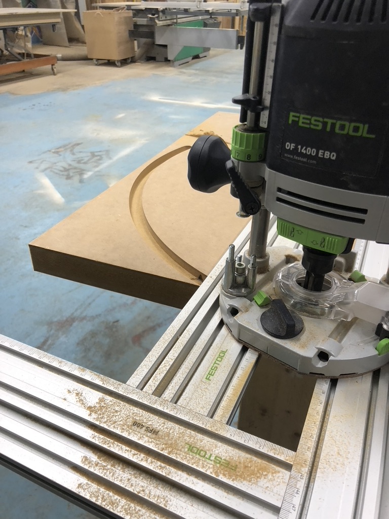 Découpe des courbes à la défonceuse Festool — fabrication du DJ booth, Atelier EGEA