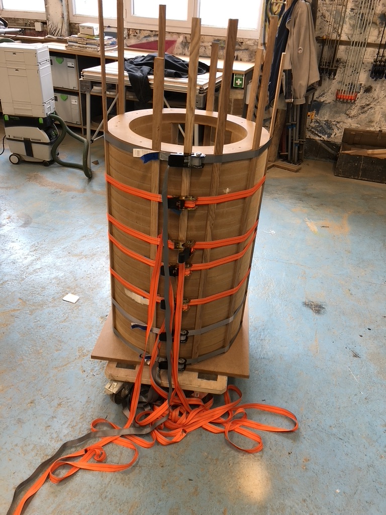 Base cylindrique serrée avec sangles de collage — fabrication en atelier, Atelier EGEA