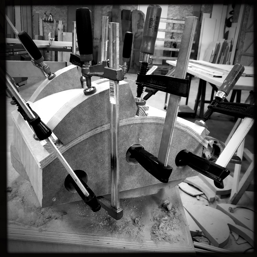 Assemblage de la base cylindrique — serre-joints pendant le collage des cercles en médium, Atelier EGEA