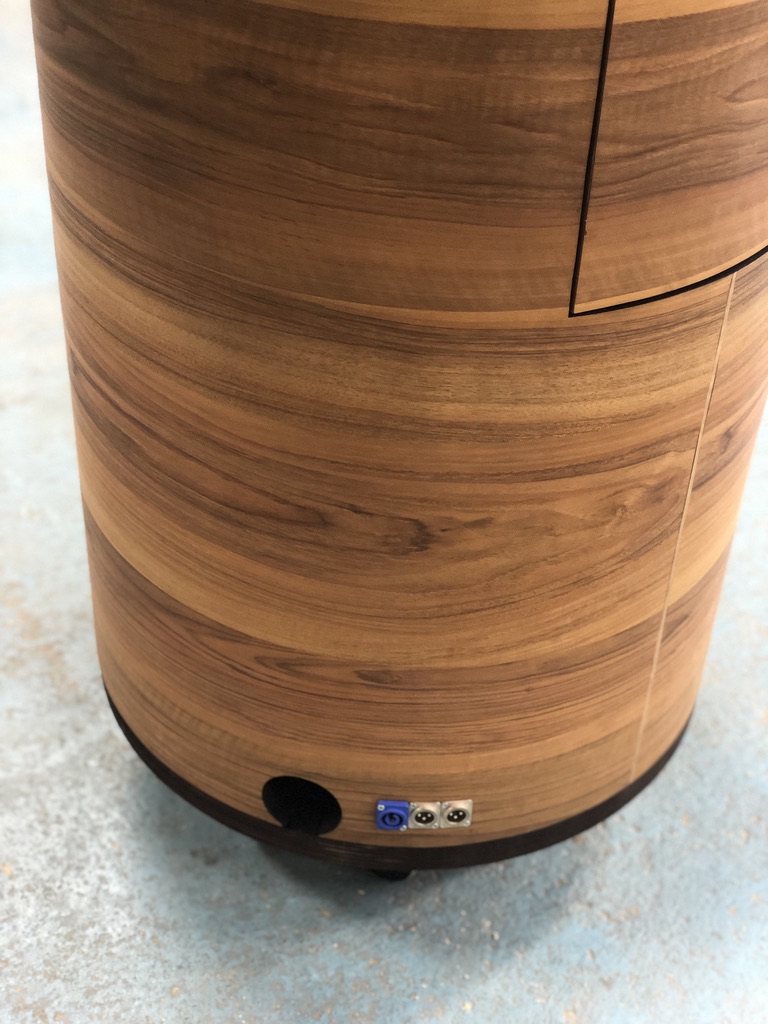 Détail des connecteurs audio intégrés dans la base — Speakon et XLR encastrés dans la colonne