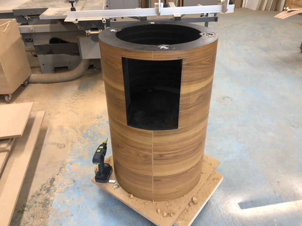 Base cylindrique terminée — colonne bois habillée stratifié noyer avec ouverture de rangement