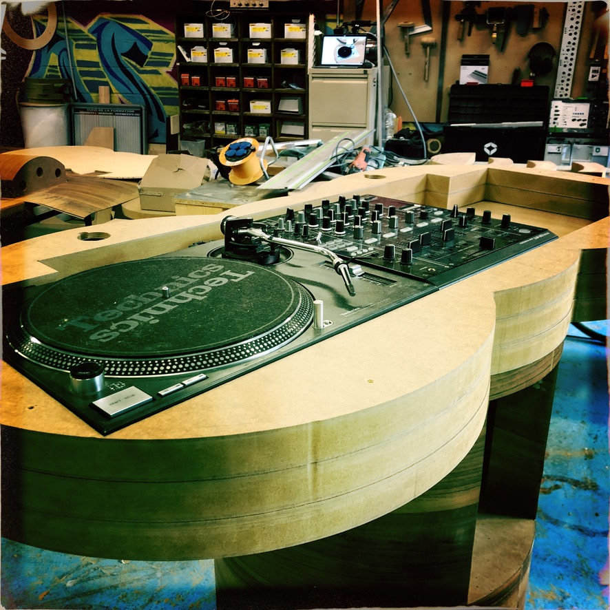 Test de placement d'une platine Technics SL-1200 sur le plateau en médium brut — phase de fabrication