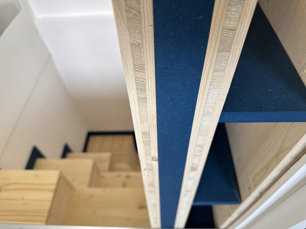 Escalier japonais sur mesure avec rangements intégrés — Valchromat bleu et épicéa, Atelier EGEA Rouen