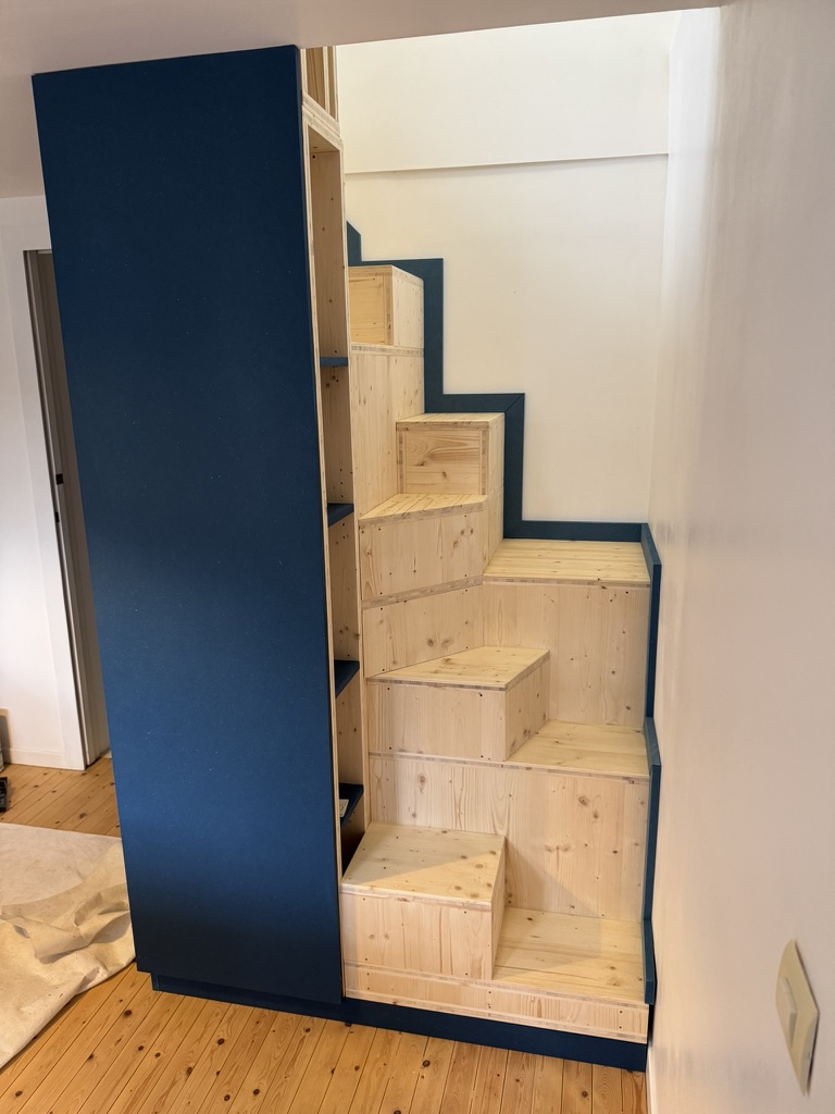 Escalier japonais à pas décalés — vue de profil montrant la structure épicéa, Atelier EGEA