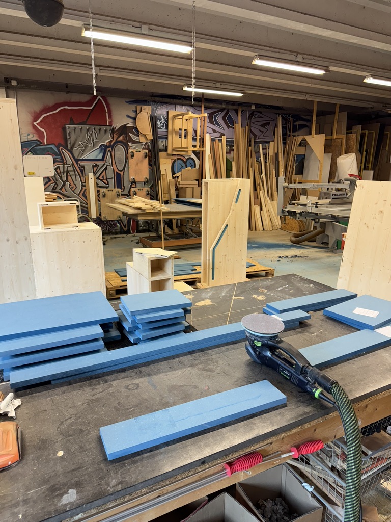 Gros plan sur les façades Valchromat bleu — finition huile Rubio, Atelier EGEA Rouen