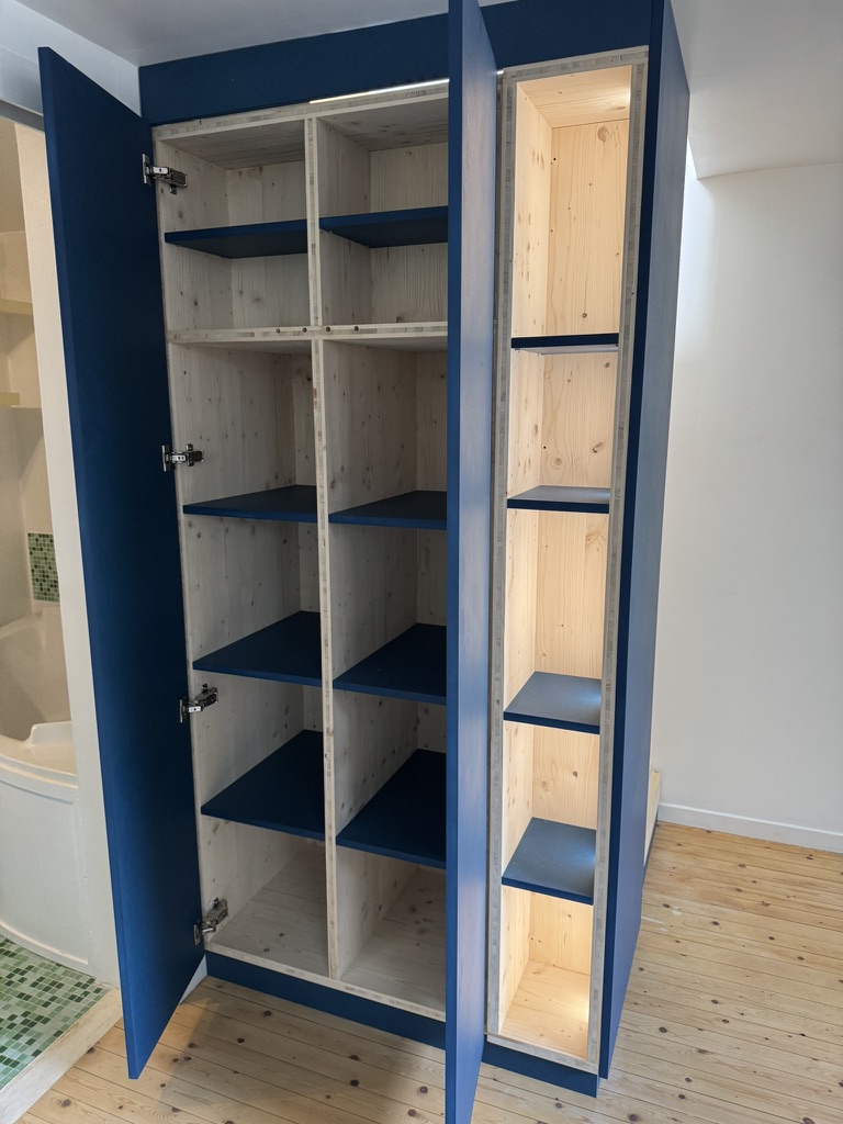 Détail Valchromat bleu et épicéa — Atelier EGEA