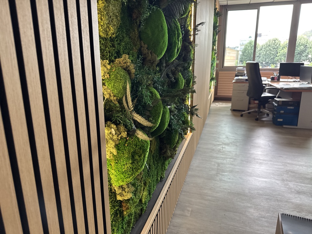 Mur végétal sur mesure en open space — lattage chêne et cadres végétaux rétroéclairés, Atelier EGEA