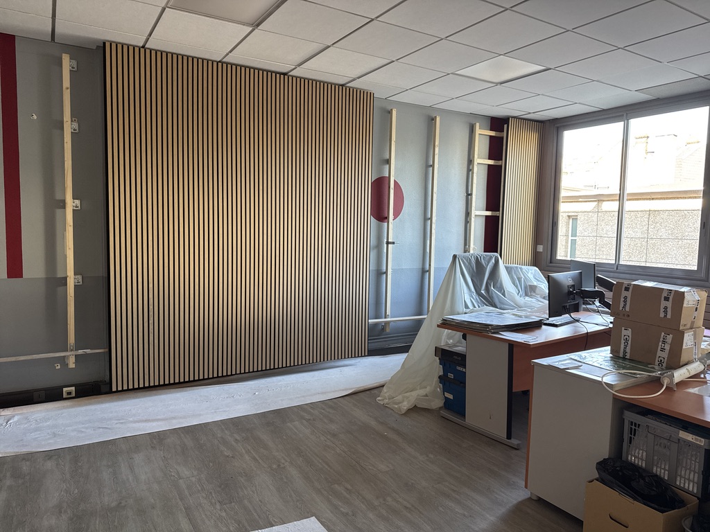 Lattage en chêne en cours de pose — structure avant installation des cadres végétaux, Atelier EGEA